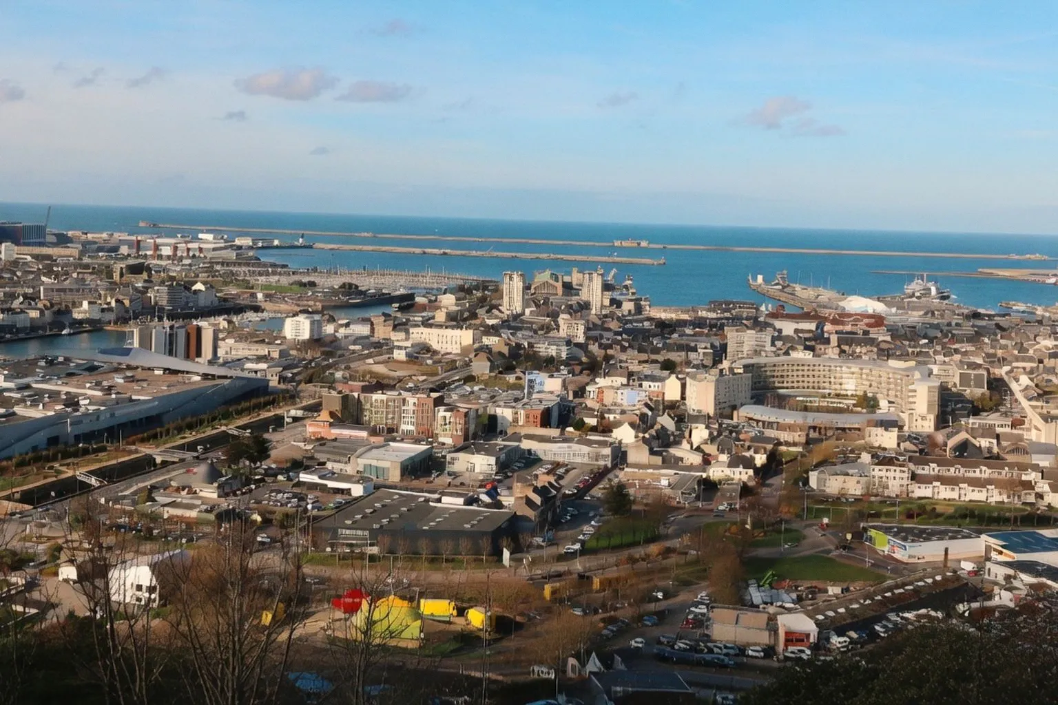 Cherbourg-en-Cotentin : pourquoi la ville séduit les voyageurs sur Airbnb