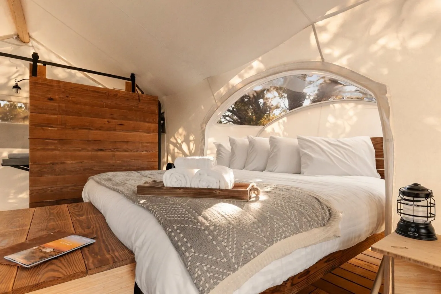 L'essor du glamping haut de gamme : quand l'hôtellerie adopte les structures éphémères
